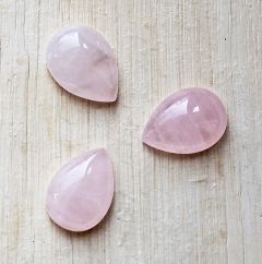 Cabochon of plaksteen Rozekwarts druppel 13x18mm. Per stuk.