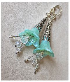 Oorbellen Swarovski kristal kralen met aqua blauw kralenkapje