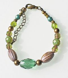 Armband verschillende facetgeslepen groene en andere glaskralen