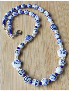Ketting delfts blauwe kralen kleine bloempjes, 45cm.
