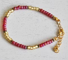 Armband 4mm matte donkerrode en goudkleurige kralen