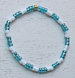 Armband 4mm rocaille kralen wit en groen-blauw.