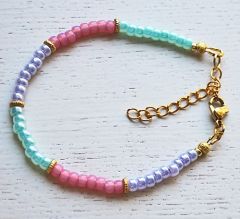 Armband zachtgekleurde 4mm Miyuki kralen met smalle goudkleurige kralen