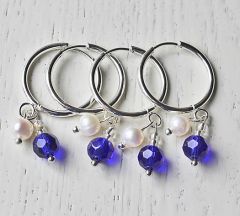 Huggie hoop silverplated rvs oorringen met zoetwater pareltje en blauw kraaltje