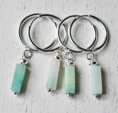 Huggie hoop oorbellen, roestvrij staal zilverkleurig met amazoniet hangers