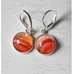 Oorbellen gestreepte rode agaat 12mm, sluitbare oorhaken. Per set.