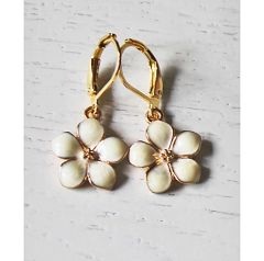 Oorbellen Bloem creme-wit met goudkleur, goldplated sluitbare oorhaken