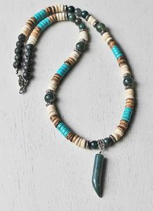 (Surf) ketting met Mos Agaat kralen en haaientand hanger