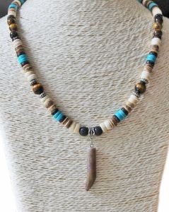 Ketting met tijgeroogkralen, kokoskralen en haaientand. 46cm.
