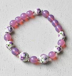 Armband 8mm lila-roze kralen met lila bloemkralen