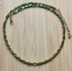 Ketting groene facetgeslepen glaskraaltjes met goldplated tussenkraaltjes
