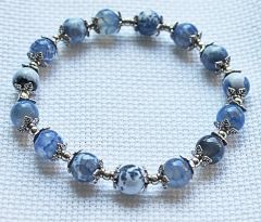 Armband 8mm zachtblauwe en witte vuur agaatkralen met kralenkapjes
