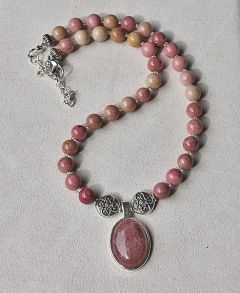 Ketting Rhodoniet kralen met aardbeien kwarts hanger