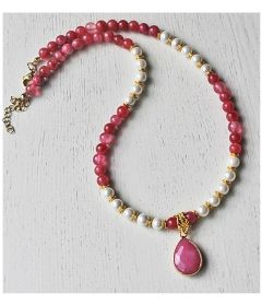 Ketting donkerroze jade met shell parels, natuur steen hanger