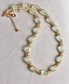 Ketting creme gekleurde en deels frosted,  facetgeslepen AAA kwaliteit glaskralen