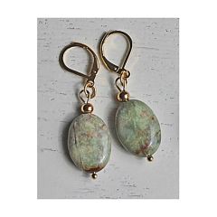 Oorbellen ovalen opaalkralen lichtgroen met bruinig, 18x14mm