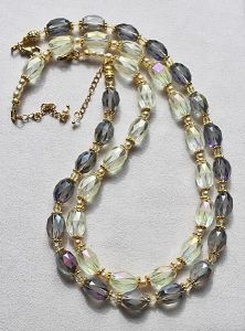 Ketting creme gekleurde en deels frosted,  facetgeslepen AAA kwaliteit glaskralen