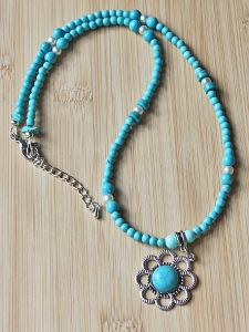 Ketting Turkoois kleur kralen met turkoois bloem hanger