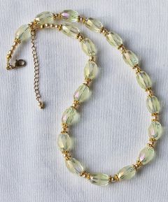 Ketting creme gekleurde facetgeslepen glaskralen. 