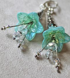 Boho oorbellen Swarovski kristal kralen met handbeschilderd aqua blauw kralenkapje