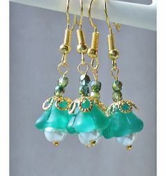 Oorbellen groen, goudkleur en pareltje