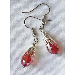 Oorbellen facetgeslepen rode druppelkraal met filigrain kralenkapje