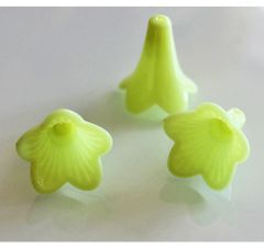 Plastic kralenkapje zacht geel/groene trompetbloem, 24x21mm. Per 5 stuks.