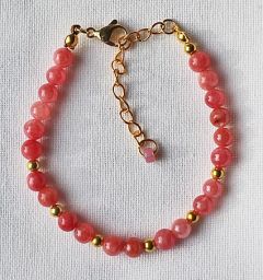 Armband donker roze jade met rvs gouden kraaltjes