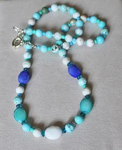 Ketting blauw-witte howliet kralen met facetgeslepen glaskralen, 64cm.