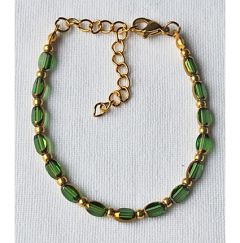 Armband facetgeslepen groene kralen met goudkleurige tussenkralen