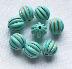 Acryl kralen 17x16.5mm turkoois met goudkleur. Per 5 stuks.