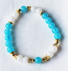 Armband 8mm acrylkralen in zachtblauw, wit en goudkleur. 17-19cm.