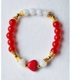 Armband 8mm rode en witte acrylkralen met goudkleurige accenten. 17-18cm.