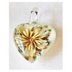 Hanger lampwork wit glazen hart met creme kleurige bloem