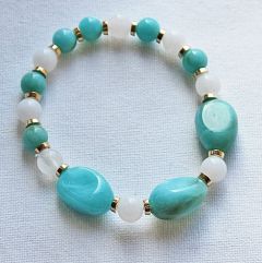 Armband turkooiskleur en witte kralen
