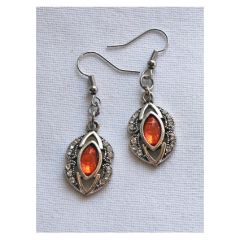 Oorbellen metaalkleur met oranje-rode steen