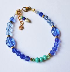Armband facetgeslepen blauwe Swarovski kralen en goudkleur hematiet kralen, 19-20cm.