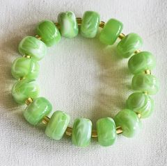 Armband imitatie edelsteen acryl kralen, lente groen met wit.