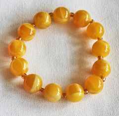 Armband ronde 14mm grote geel-witte acryl kralen, 19-20cm.