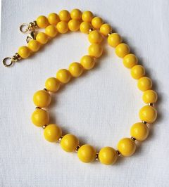 Zomerse ketting gele kralen van 14, 12 en 10mm. 44cm.