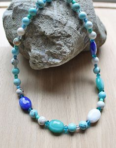 Boho ketting blauw-witte howliet kralen met facetgeslepen glaskralen, 64cm.