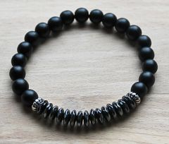 Armband matte zwarte 8mm Onyx kralen en Hematiet discs, 21cm