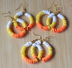 Hoepel oorbellen Katsuki kralen wit, geel en oranje