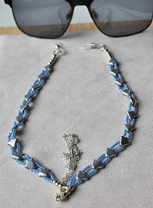 (Zonne)brilketting of koord blauwe kraaltjes met zilverkleurige ketting