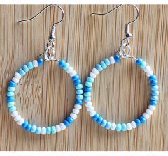Hoepel oorbellen licht- en donkerblauw en wit