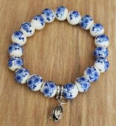 Armband delftsblauwe bloesemkralen met bedel, 17-18cm.