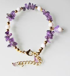 Armband Amethist splitkralen met schelpkralen en bedel