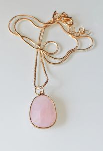 Goudkleurige slangenketting met facetgeslepen rozekwarts hanger