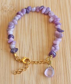 Armband lila-roze lepidoliet splitkralen met bedel