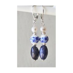 Oorbellen  delftsblauwe kraal, lapis lazuli kraal en zoetwater pareltje